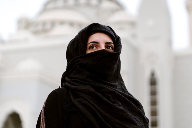 Junge Christin muslimischer Herkunft auf der Arabischen Halbinsel