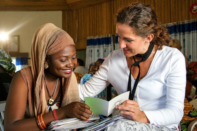 Jemima aus Nigeria erhält Ermutigungspost. Sie war von extremistischen Muslimen vergewaltigt worden