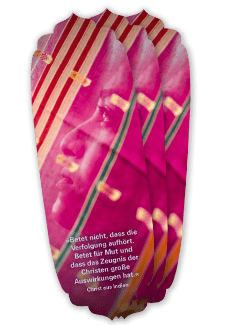 Mehrere Lesezeichen hintereinander mit dem Bild einer durch einen Sari hochblickenden Inderin 