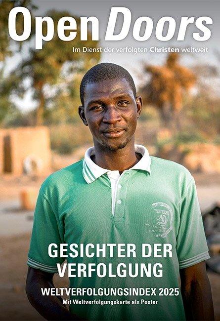 Cover des Sonderheftes Gesichter der Verfolgung 2025 mit einem Portraitfoto eines Afrikaners.