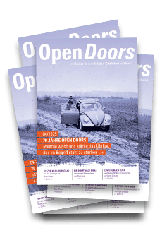 Produktabbildung mehrerer Open Doors Monatsmagazine auf einem Stapel.