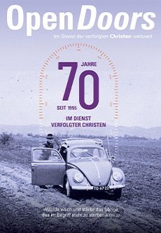 Cover des Sonderheftes 70 Jahre Jubeläum 2025 mit einem schwarzweiß Foto eines Autos.