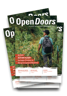 Produktabbildung mehrerer Open Doors Monatsmagazine auf einem Stapel.