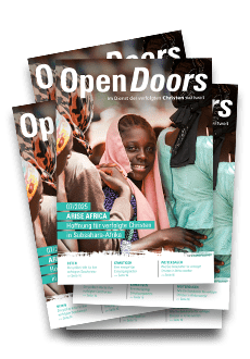 Produktabbildung mehrerer Open Doors Monatsmagazine auf einem Stapel.