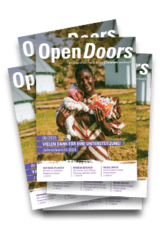 Produktabbildung mehrerer Open Doors Monatsmagazine auf einem Stapel.
