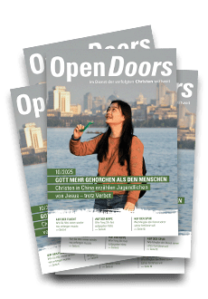 Produktabbildung des Open Doors Monatsmagazins und des Gebetskalenders für den aktuellen Monat. Rechts daneben wird ein Tablet mit den aktuellen digitalen Meldungen abgebildet.