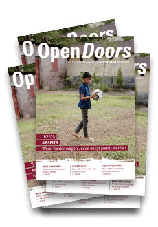 Produktabbildung des Open Doors Monatsmagazins und des Gebetskalenders für den aktuellen Monat. Rechts daneben wird ein Tablet mit den aktuellen digitalen Meldungen abgebildet.