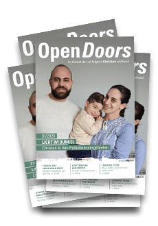 Produktabbildung des Open Doors Monatsmagazins in größerer Menge auf einem Stapel
