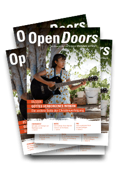 Produktabbildung des Open Doors Monatsmagazins in größerer Menge auf einem Stapel
