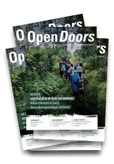 Produktabbildung des Open Doors Monatsmagazins in größerer Menge auf einem Stapel