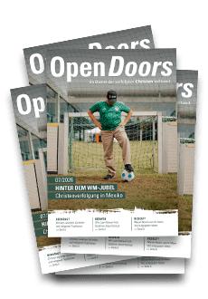 Produktabbildung des Open Doors Monatsmagazins in größerer Menge auf einem Stapel