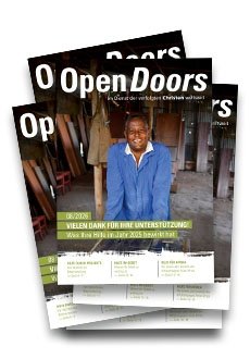 Produktabbildung des Open Doors Monatsmagazins in größerer Menge auf einem Stapel
