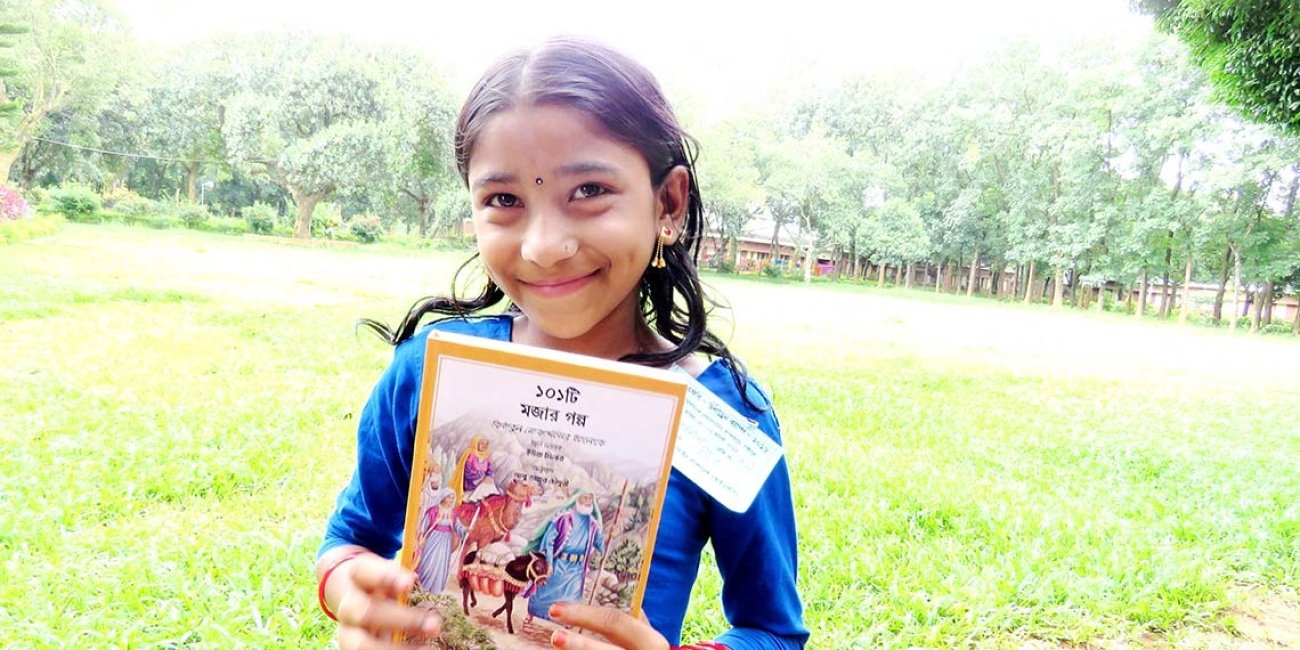 Camp für Kinder in Bangladesch – Verteilung von Kinderbibeln an die Teilnehmer