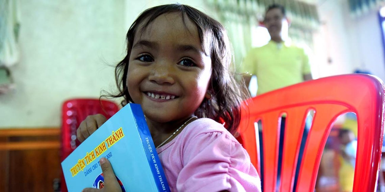 Verteilung von Kinderbibeln in Vietnam