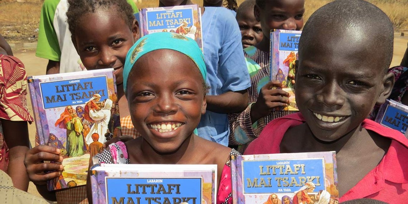 Kinderbibeln für geflüchtete Kinder in Yola, Nigeria