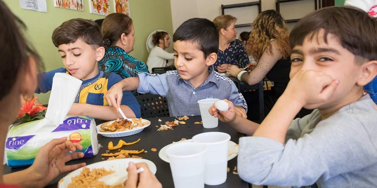 Essen mit christlichen Flüchtlingskindern aus dem Irak in Jordanien