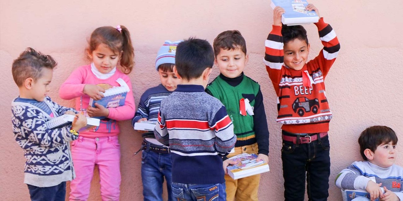 Verteilung von Kinderbibeln an Kinder im Irak