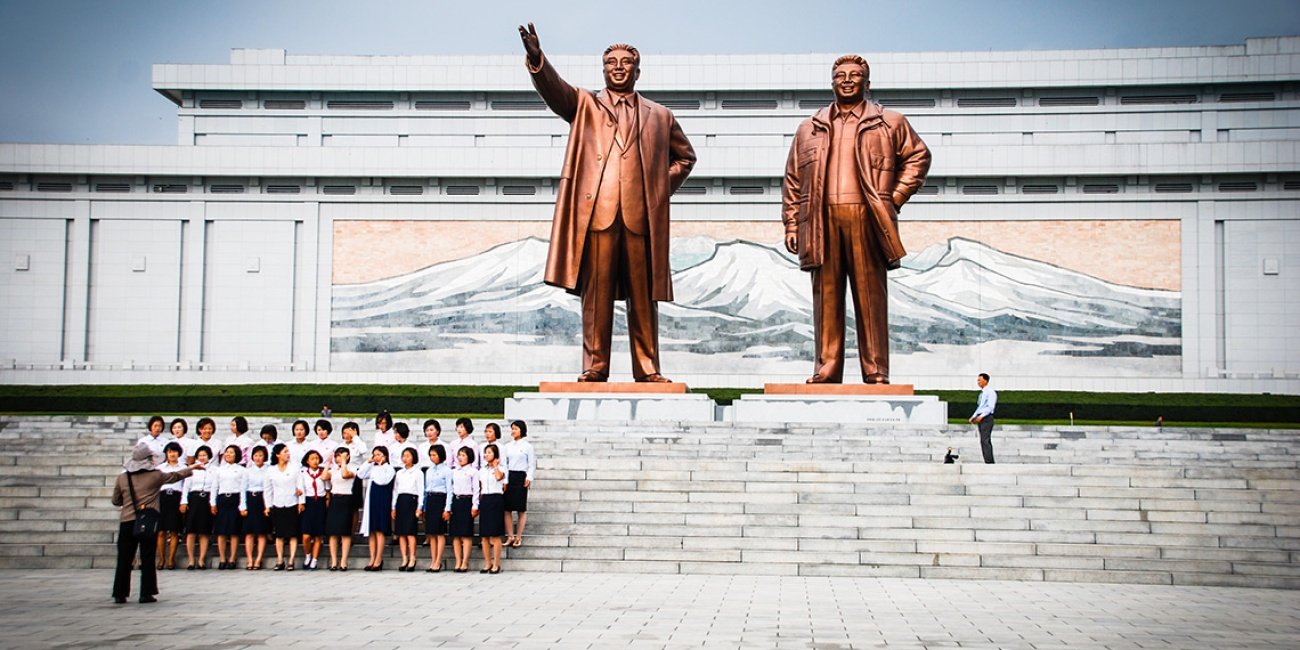 Auch politische Gefangene kommen in die Lager. Der oberste Führer Kim Jong Un lässt sich gottgleich verehren – wer ihn oder seine Vorfahren Kim Il Sung und Kim Jong Il beleidigt oder kritisiert, riskiert eine hohe Strafe.