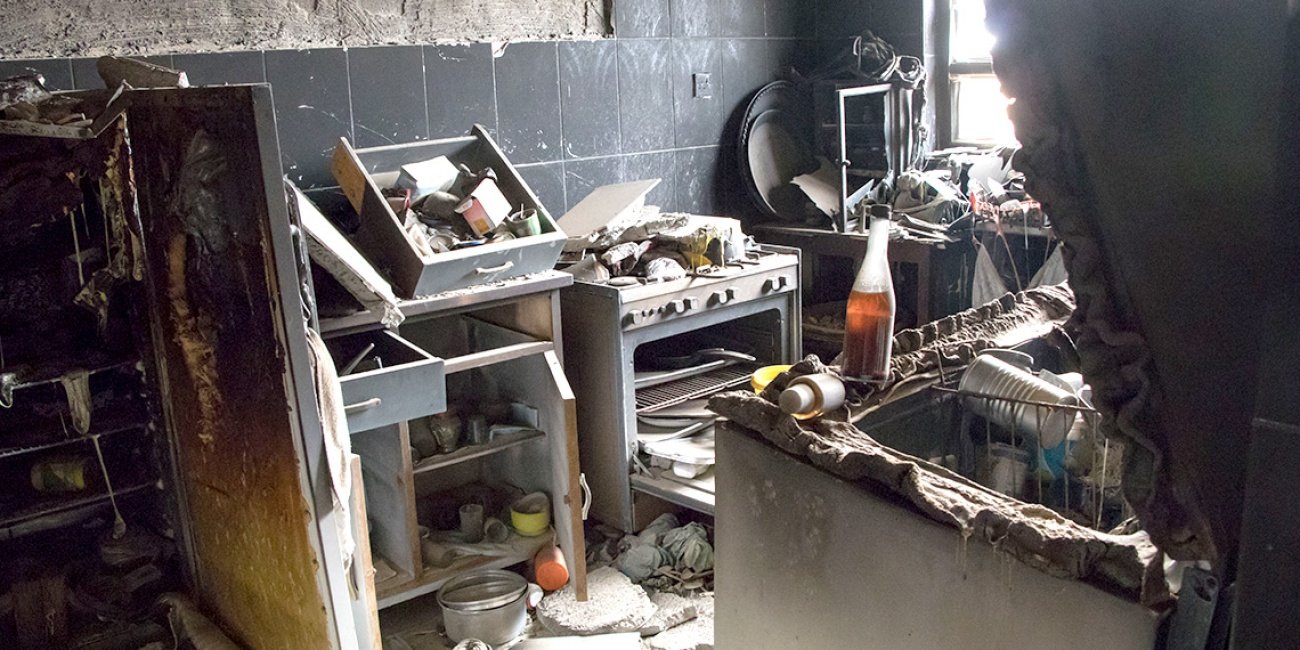 Ausgebrannte Küche eines Hauses in Karakosch