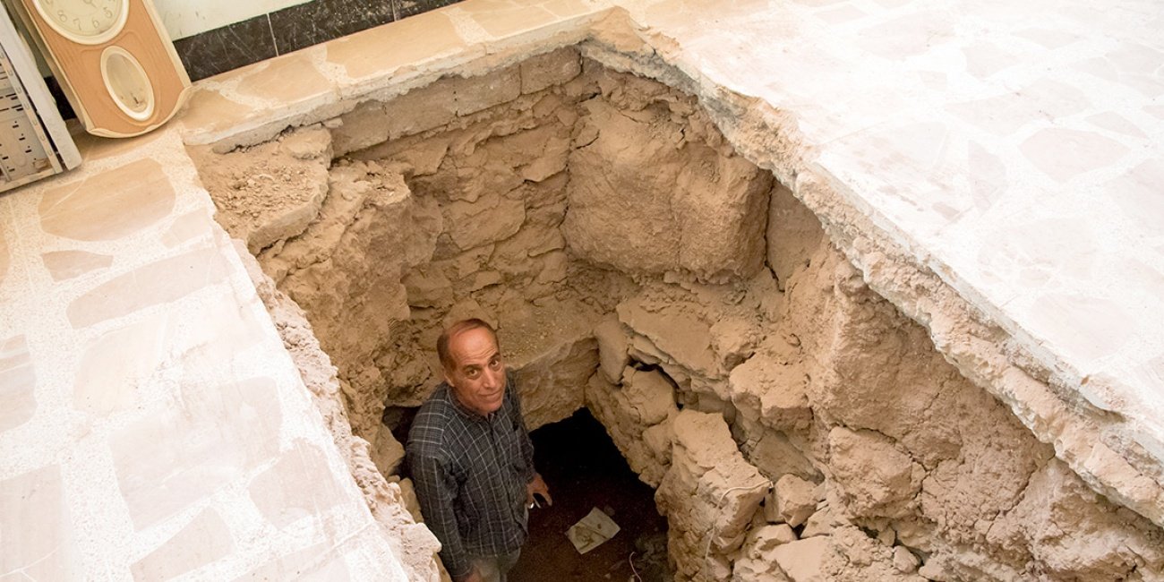 Najib in dem Tunnel, den der IS in seinem Haus gebaut hat. Er reichte bis auf die andere Seite der Straße und wurde vom IS vermutlich dazu genutzt, sich in der Stadt fortzubewegen, ohne aus der Luft gesehen werden zu können.