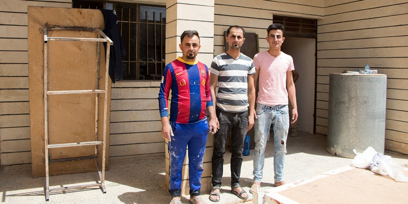 Die Brüder Ghadeer, Tariq und Dani vor dem Haus ihrer Familie