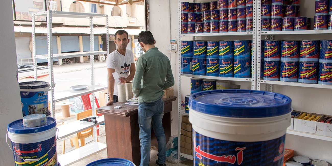 Mann kauft Farbe in einem kürzlich neueröffneten Geschäft in Karakosch