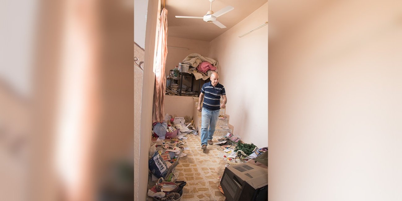 Karim sucht in seinem alten Haus nach Besitztümern, die der IS nicht gestohlen oder zerstört hat
