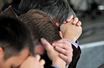 Symbolbild: Pastoren in Zentralasien beten zusammen um dem wachsenden Druck standzuhalten