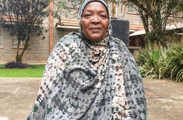 Porträt einer älteren afrikanischen Frau mit Kopftuch