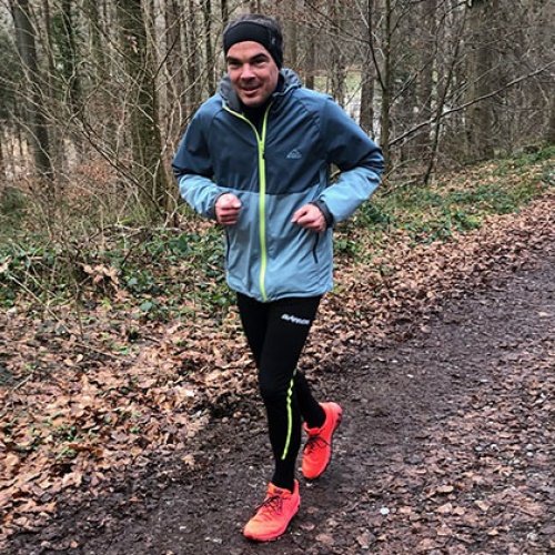 Alexander Eichholz beim joggen im Wald