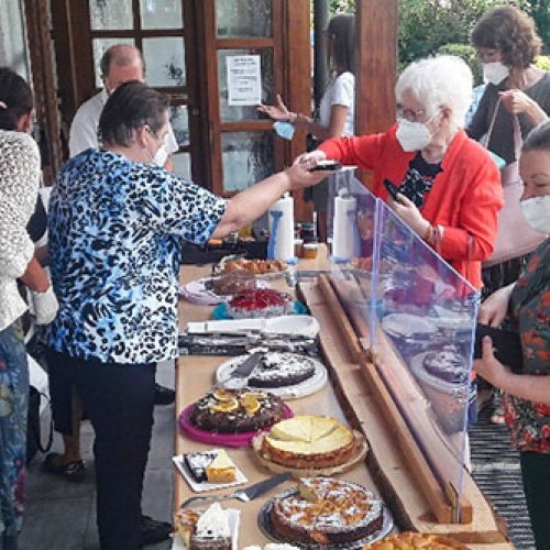 Frauen verkaufen Kuchen während eines Basars
