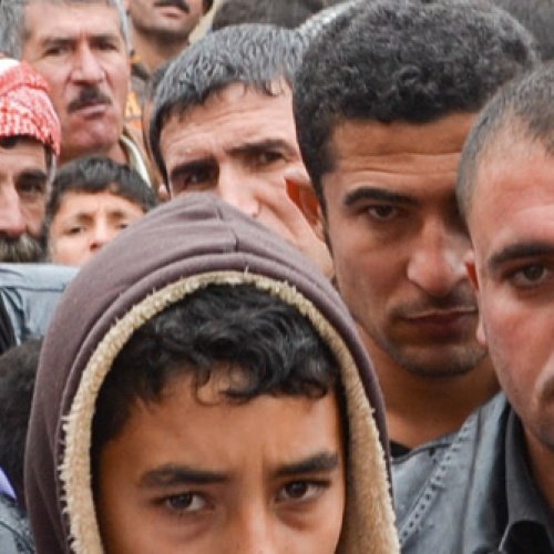 Flüchtlinge in Irak, die in die Kamera schauen