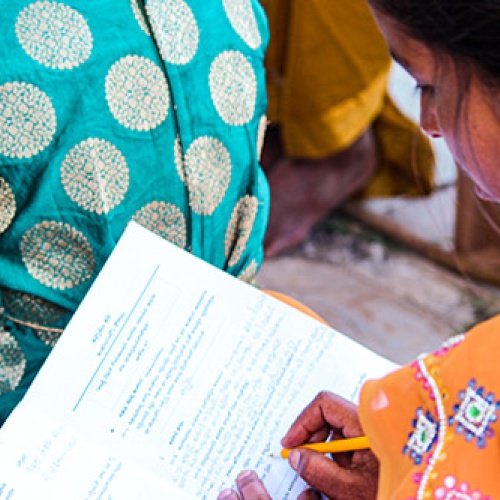 Indische Christin schreibt beim Seminar mit 
