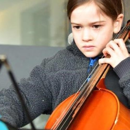 Die neunjährige Jemia spielt auf ihrem Cello