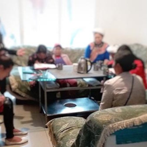 Verschwommen sichtbare Menschen sitzen auf Sofas um einen Kaffeetisch