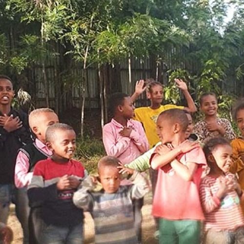 Mehrere äthiopische Kinder