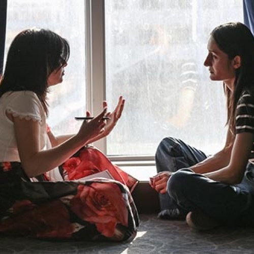 Zwei Frauen unterhalten sich