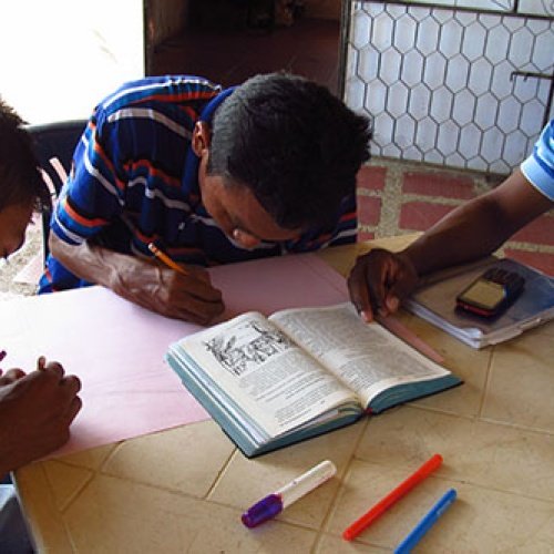 Drei junge Männer machen eine Schulung