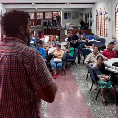 Ein Mann steht in einer Gemeinde vor den Besuchern