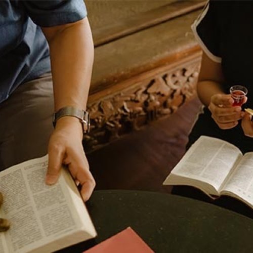 Zwei Menschen lesen gemeinsam die Bibel