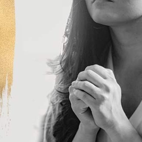 betende Frau in schwarz weiss links daneben goldener Brush 