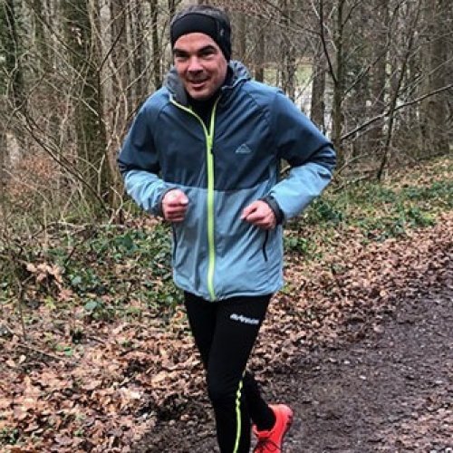 Alexander Eichholz beim joggen im Wald