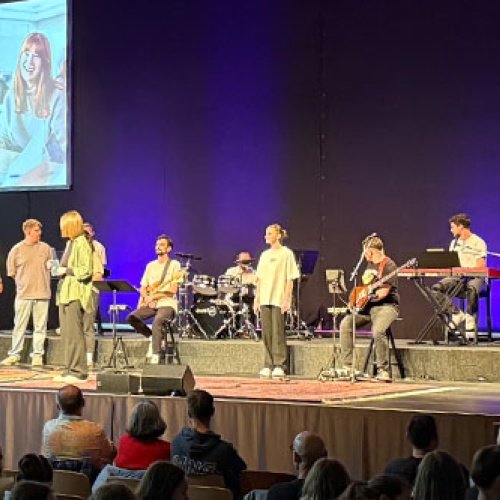Eine Band steht auf einer Bühne