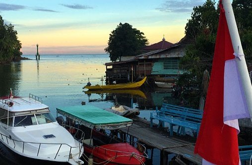 Eine Hafenszene in der Dämmerung