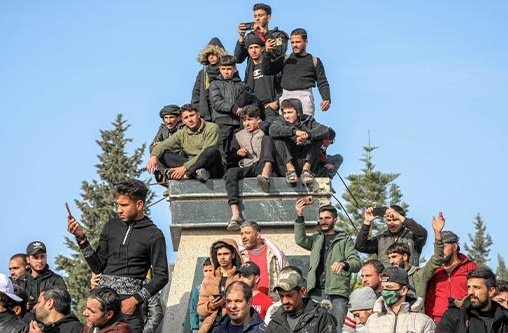 Eine Menschenmenge um ein Denkmal