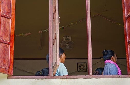 Ein offenes Fenster mit roten Fensterladen