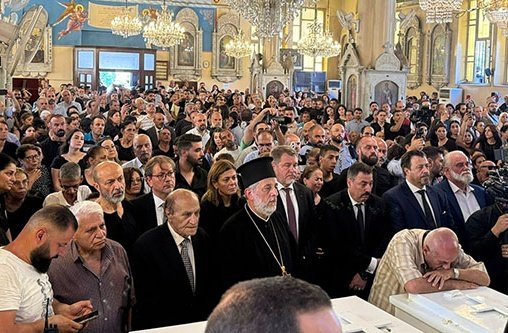 Viele Menschen in einer Kirche