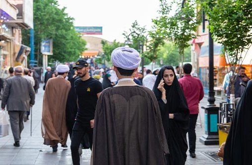 Menschen auf einer Straße 