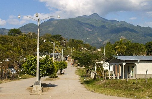 Eine Straße und im Hintergrund Berge