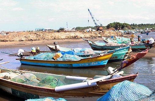 Einige Boote legen an einem Fluss an